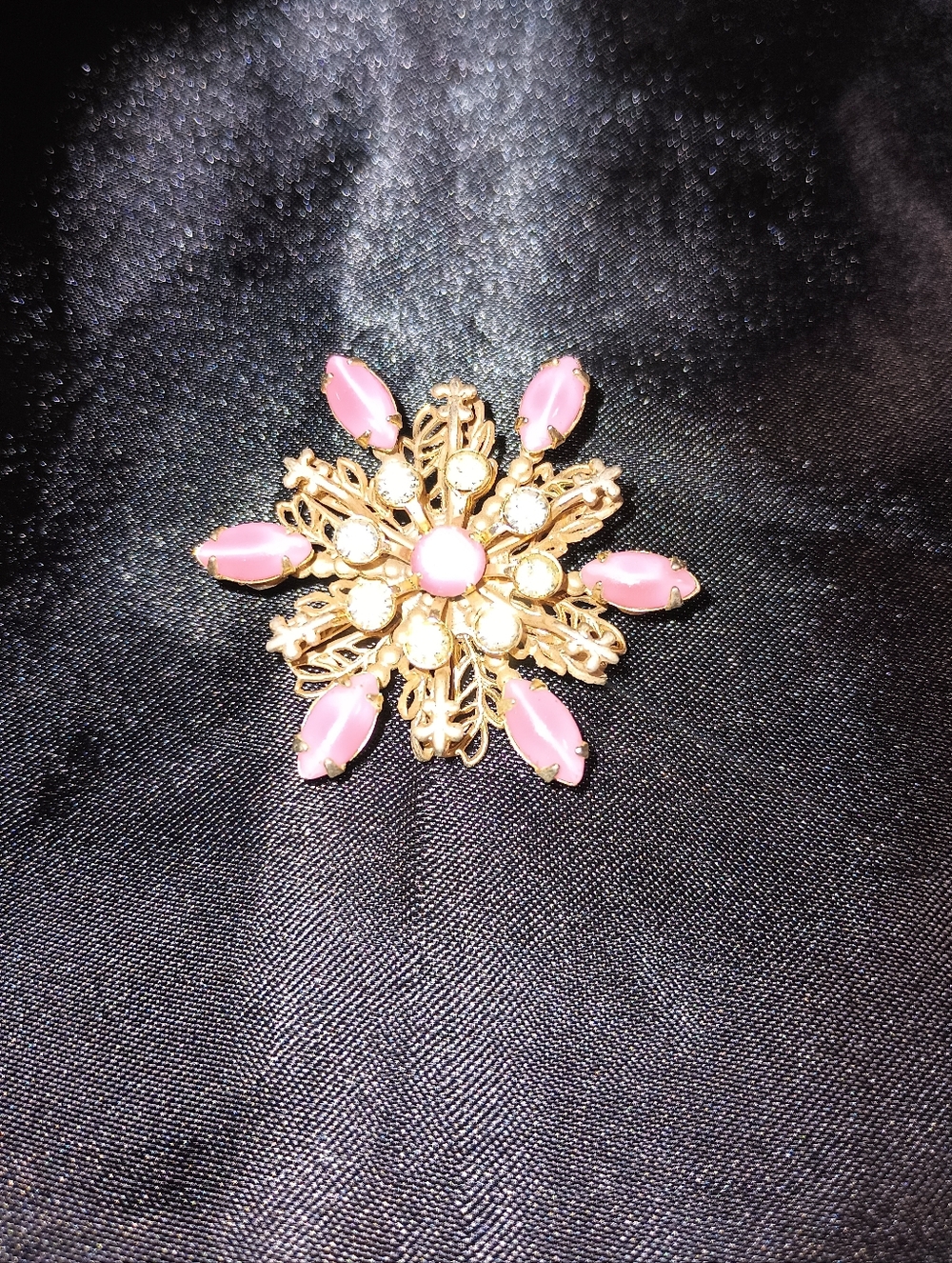 Vintage Costume Jewelry Snowflake Shaped Brooch. Gold Tone